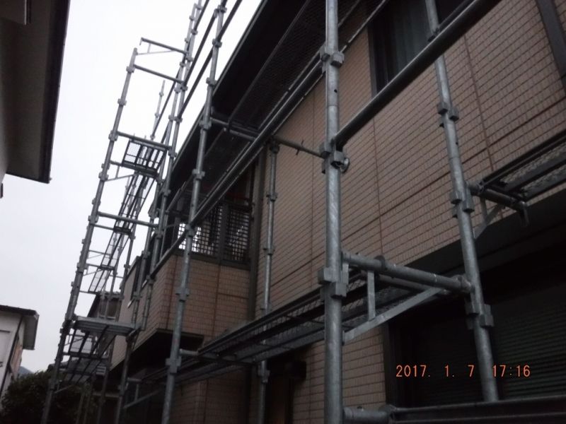 初日に組み立てた外壁側面の足場