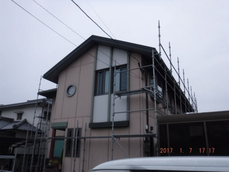 正面部分の組立を残した初日夕方の足場