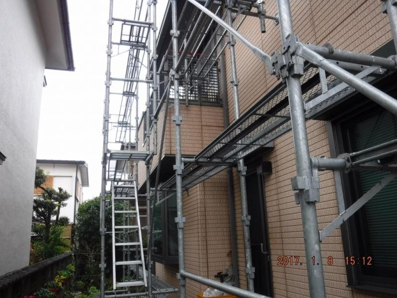 翌日に組み上げた隣家との間の足場と昇降はしご