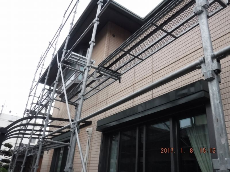 屋根パネルを外したテラスまわりの足場