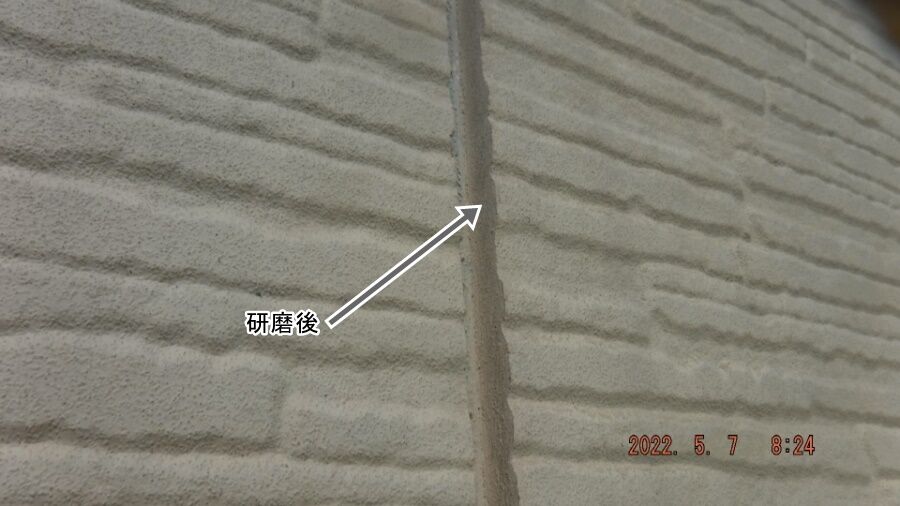 古いシーリングの薄膜を研磨して除去した縦目地（④ 研磨後）