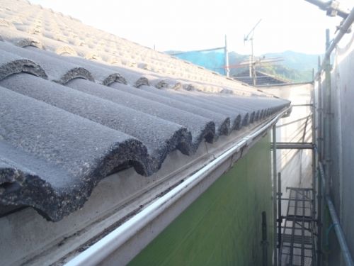 足場側から洗浄した軒先の瓦の先端