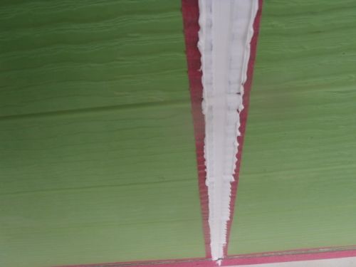 ヘラで押さえて表面をならした縦目地のコーキング
