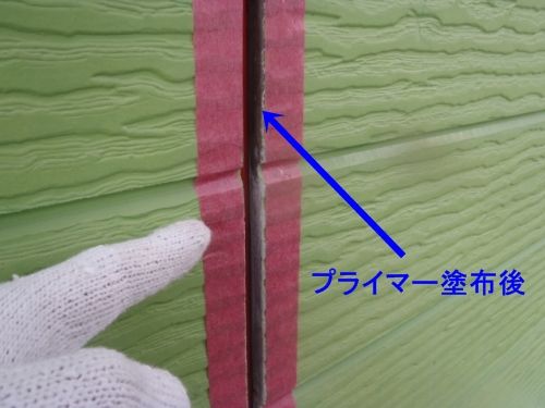 プライマー塗布後の外壁縦目地