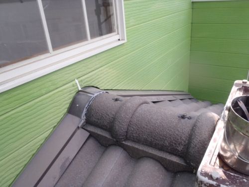 外壁と下屋根の取り合いにある雨押さえ板金