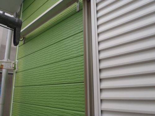 奥の塗装に備え雨戸を1枚外した状態