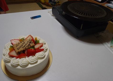 誕生日祝いのいちごケーキと卓上焼肉器