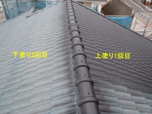 屋根瓦の下塗り2回目と黒い上塗り1回目の比較