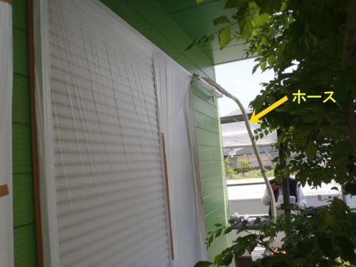 窓周りの養生とカバー新設予定のエアコンホース