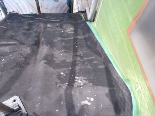 小屋根の養生シートに重ねた厚手のゴムシート