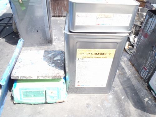 外壁下塗りに使う2液型エポキシ樹脂塗料と計量器