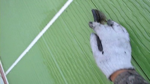 刷毛で下塗り材の垂れをならし凹部まで塗る
