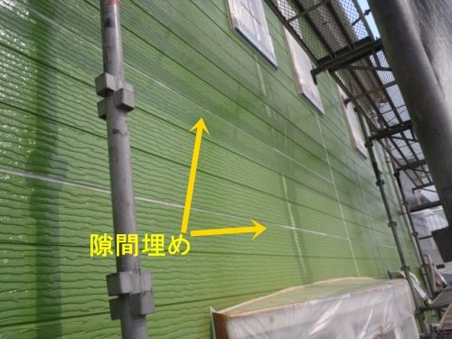東面サイディングの重ね部分の隙間埋め