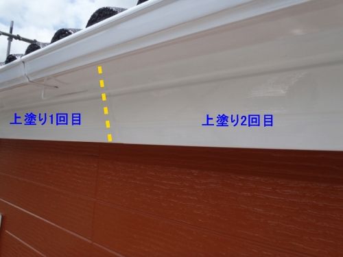 アイ様邸の白い破風の上塗り2回目を進めた状態