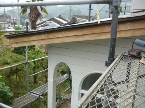 参考現場：旧塗膜を剥がして木地を出した破風