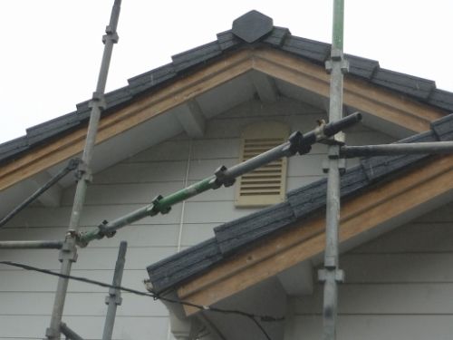参考現場：木地が露出するまで研磨した切妻部分の破風