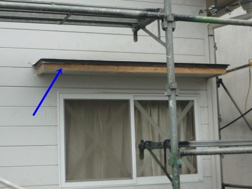 参考現場：小庇の木部の旧塗膜を研磨した状態