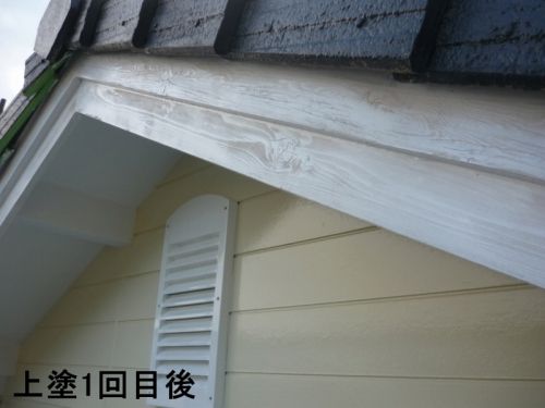 参考現場：塗料の吸い込みが見られる木製破風の上塗り1回目後