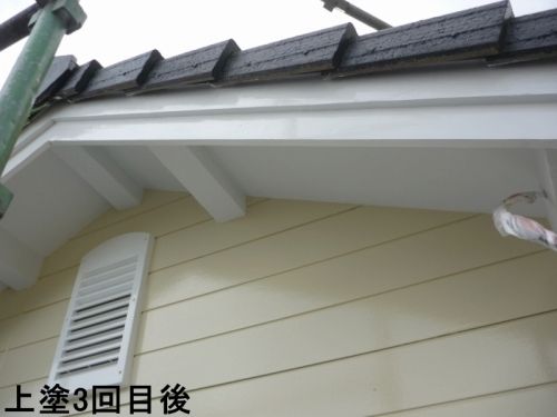 参考現場：木製破風の上塗り3回目後