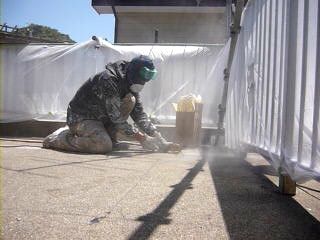 別現場のN様邸で防水用の通気溝を掘る作業