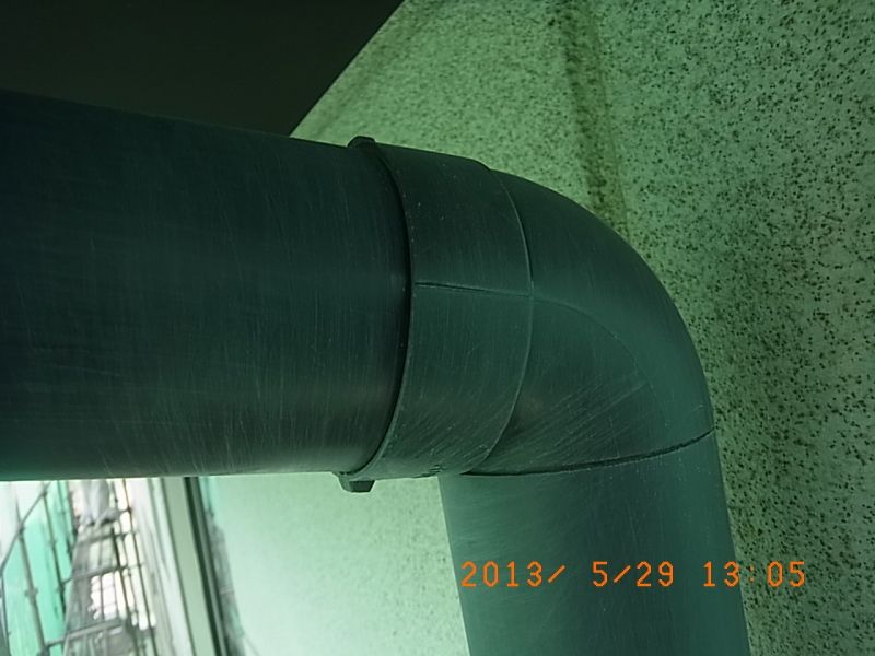 縦樋の目荒しと、塗膜が剥がれた雨樋の参考例を比較