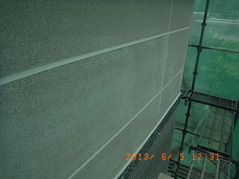 ALC外壁のシーリング施工後を全景と拡大で確認