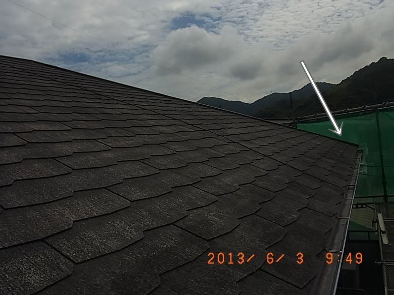 屋根端部の板金の浮きを全景と拡大で確認