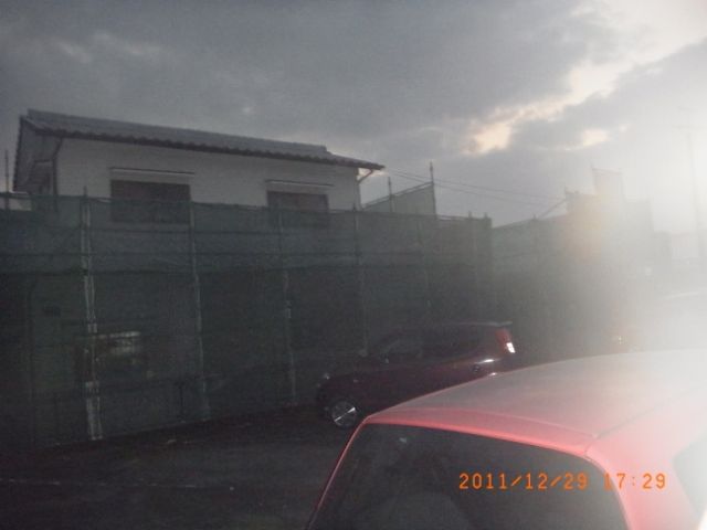 同時期に塗替え中だった近隣住宅の足場とシート