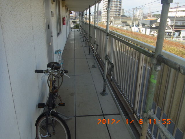 通行幅を確保して共用廊下の外側に組んだ足場