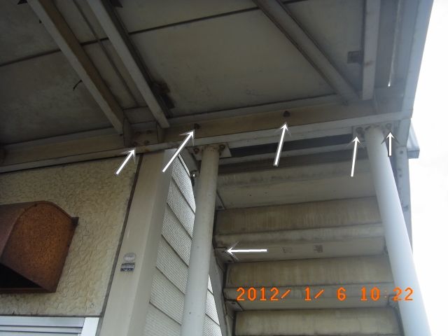 屋外階段と踊り場のボルト位置を示した写真