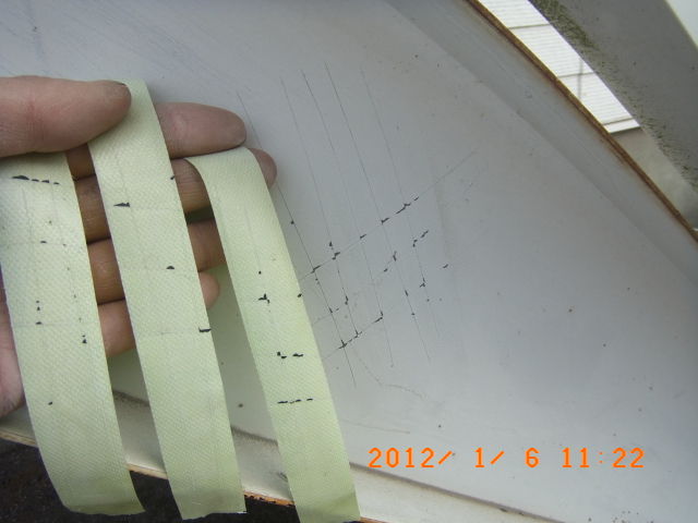 密着試験で剥がしたテープと付着した塗膜片