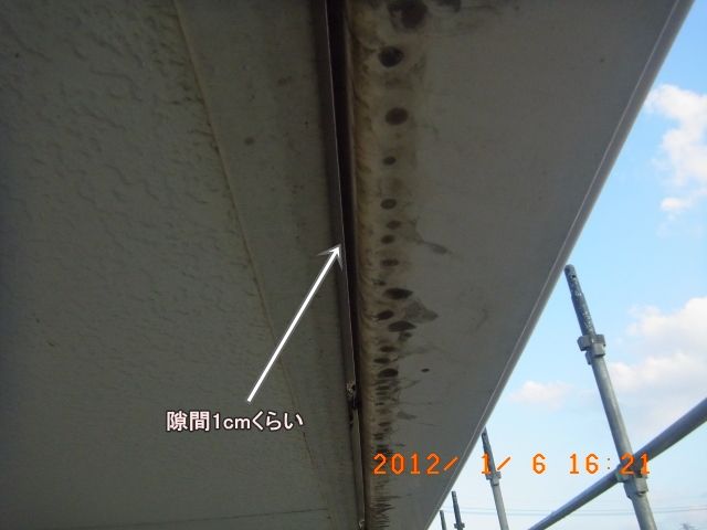 雨樋と破風の間にある狭い隙間