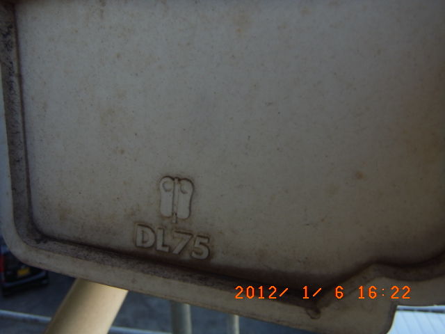 雨樋に刻印された型番DL75