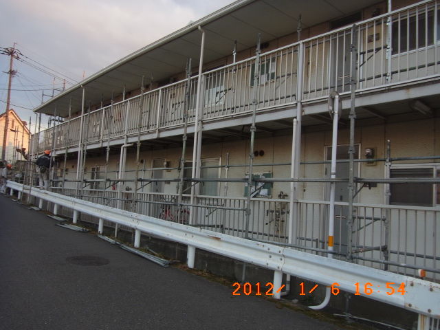 道路側の共用廊下に沿って組んだ足場