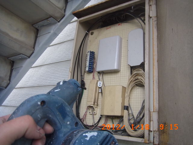 濡れた電気ボックス内部をブロワーで乾燥