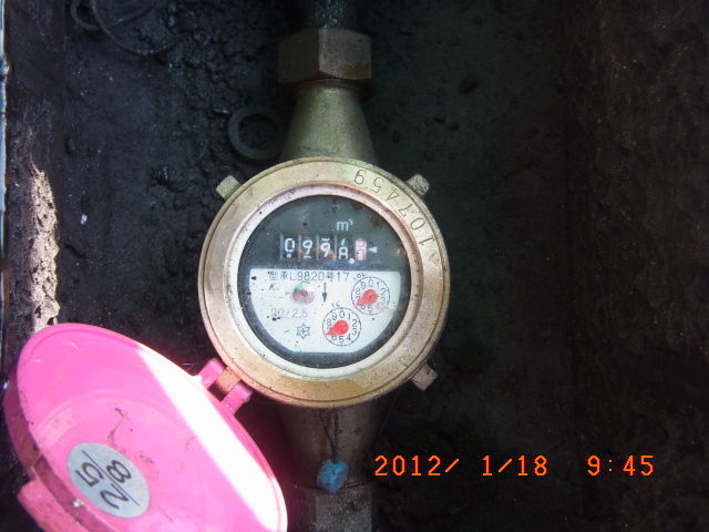 高圧洗浄で使用した水道のメーターを確認