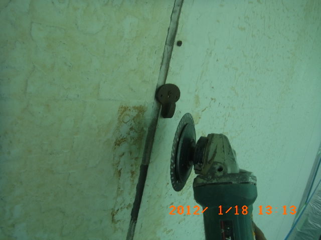 電動工具で消火器用フックの取付部を切断