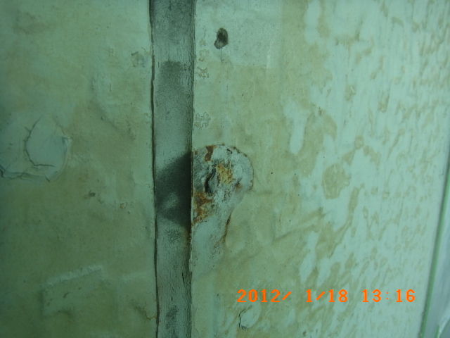 消火器用フック撤去後に残ったネジの切断跡