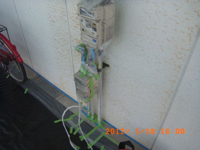 メーターと入り組んだ配管のビニール養生