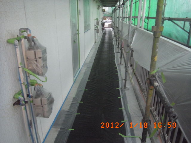 メーターや手すりを養生した1階共用通路