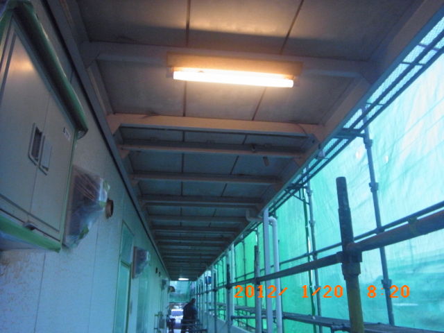 下地調整を行う共用通路天井の鉄骨