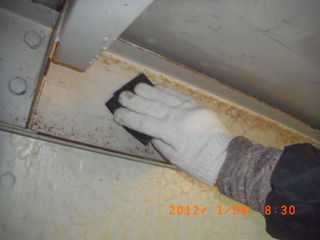 共用通路の鉄骨を手作業で研磨