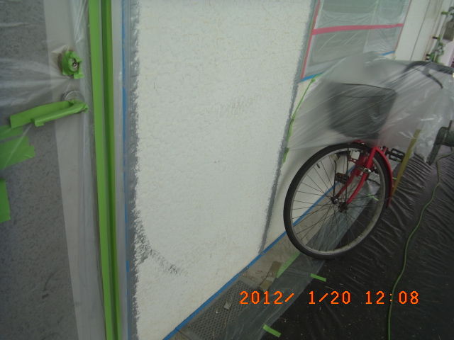 玄関脇の既存シーリングに下塗り材を塗布した状態