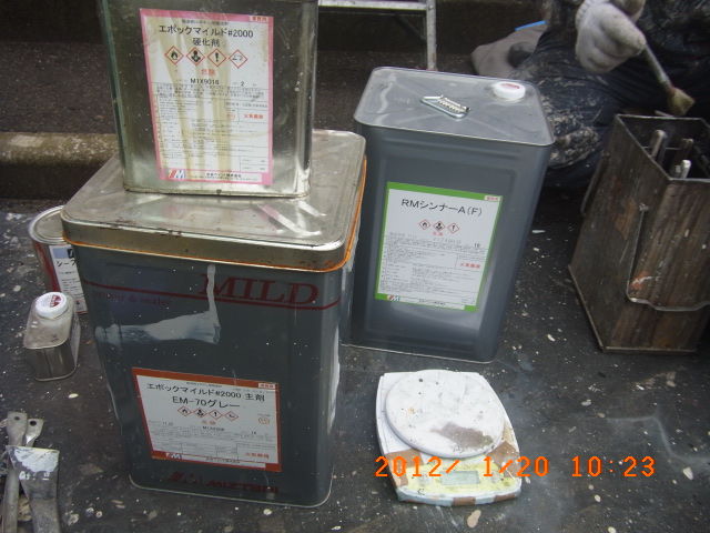 2液型エポキシ錆止め塗料の主剤・硬化剤と計量器