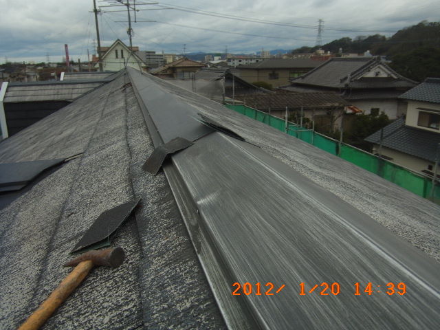 棟包み板金の表面を目荒しした状態