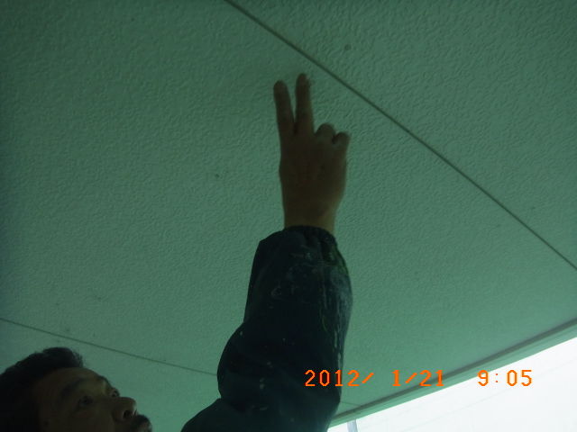 軒天井の釘穴をパテで埋める作業