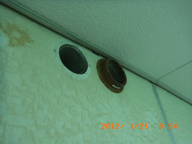 丸型フードを外した換気口