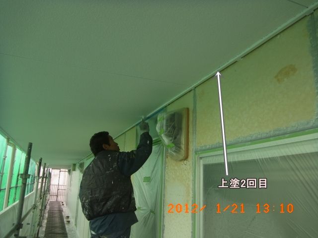 軒天井の端を刷毛で塗る上塗り2回目