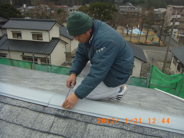 交換予定の棟包み板金を採寸