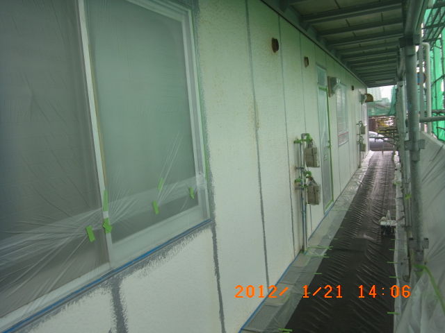 1階通路の外壁下塗り前後の比較